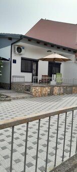 Iba 100 metrov od pláže a 850 metrov od centra Vodice, tento