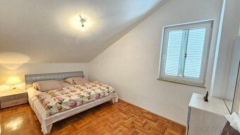 Na predaj je atraktívny podkrovný apartmán s celkovou plocho