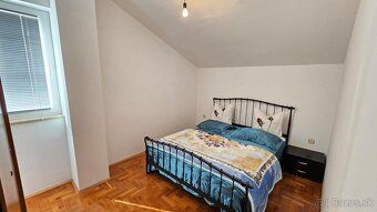 Na predaj je atraktívny podkrovný apartmán s celkovou plocho