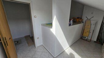 Na predaj je atraktívny podkrovný apartmán s celkovou plocho
