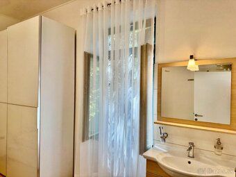 Len 80 metrov od mora, v centre Crikvenice, sa tento apartmá