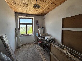 Kamenný dom s výhľadom na more na predaj v Bribire. Dom pozo