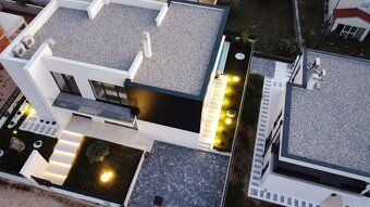 Samostatná moderná vila na predaj, len 2 minúty chôdze od pl