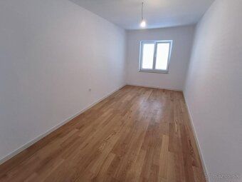 Na predaj je nový byt na prízemí s rozlohou 152m2, ktorý poz