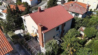 Nachádzajúci sa v tichej časti Crikvenice, na atraktívnej lo