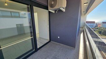 Nová budova s 6 apartmánmi 500 metrov od pláže a centra Nova