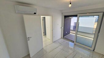 Nová budova s 6 apartmánmi 500 metrov od pláže a centra Nova