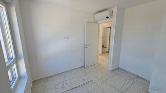 Nová budova s 6 apartmánmi 500 metrov od pláže a centra Nova