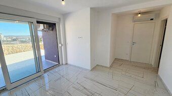 Nová budova s 6 apartmánmi 500 metrov od pláže a centra Nova