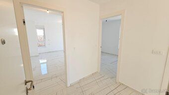 Nová budova s 6 apartmánmi 500 metrov od pláže a centra Nova