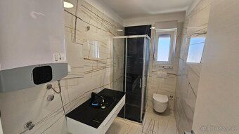 Nová budova s 6 apartmánmi 500 metrov od pláže a centra Nova