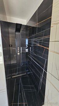 Nová budova s 6 bytmi 500 metrov od pláže a centra Novalje.
