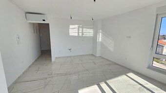 Nová budova s 6 apartmánmi 500 metrov od pláže a centra Nova