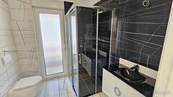 Nová budova s 6 apartmánmi 500 metrov od pláže a centra Nova
