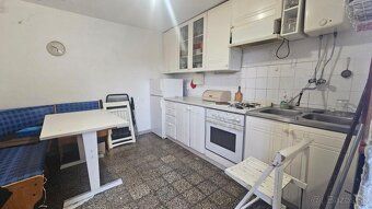 Na skvelej lokalite, v druhom rade od mora, je na predaj pol