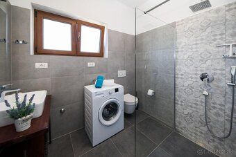 Nachádza sa na výbornej lokalite, len 50 metrov od hlavnej p