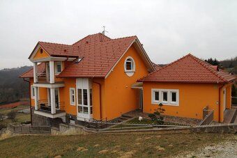 Tento elegantný a moderne vybavený dom sa nachádza na vynika