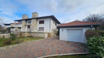 Výnimočný dom pokrýva 1300m2 pozemku a nachádza sa v Kraljev