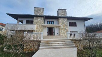 Výnimočný dom pokrýva 1300m2 pozemku a nachádza sa v Kraljev
