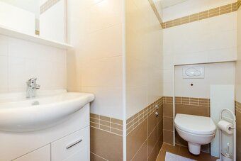 V menšej bytovej budove s 7 apartmánmi je na predaj atraktív
