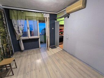 Tento moderný byt sa nachádza v srdci Rijeky, v pokojnej štv