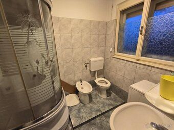 Tento moderný byt sa nachádza v srdci Rijeky, v pokojnej štv