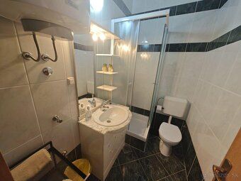 PODLAŽIE S DVOMA APARTMÁNMI BLÍZKO MORA.
Predávame podlažie 