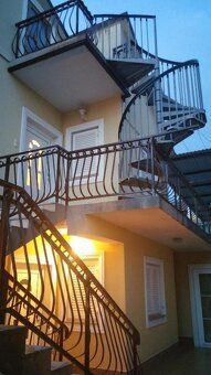 Základné informácie: Plocha: 350 m² Izby: 13 Lokalita: Crikv