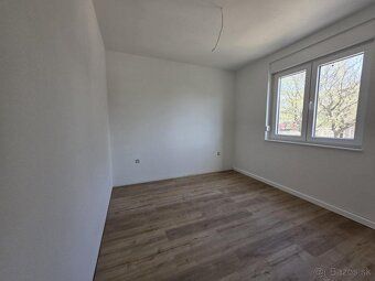 Tento moderný byt sa nachádza v srdci Novi Vinodolski, len p