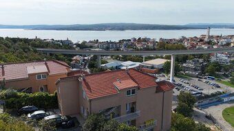 Tento priestranný byt sa nachádza v srdci Crikvenice, len pá