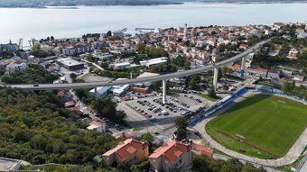 Tento priestranný byt sa nachádza v srdci Crikvenice, len pá