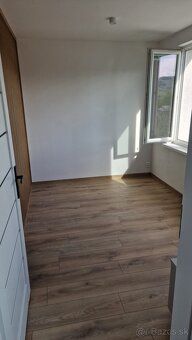 Ponúkame na predaj slnečný a nadštandardne veľký 1-izbový by