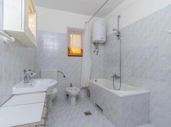 Základné informácie: Plocha: 800 m² Izby: 15 Lokalita: Crikv