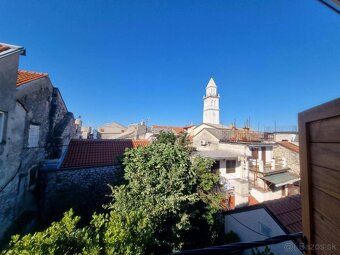 Tento krásny dom sa nachádza v malebnom meste Novi Vinodolsk