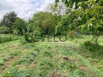.Ponúkame na predaj stavebný pozemok o výmere 2205 m² v obci