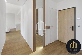 Najvyššie poschodie. Orientácia na západ. Z každej izby vstu