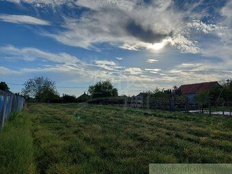 Tento priestranný vyše 1800 m2 pozemok sa nachádza v blízkos