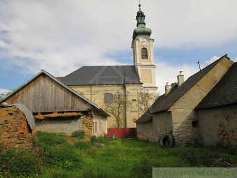 Dom sa nachádza v centrálnej časti obce Vyšný Medzev, ktorá 
