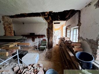 Vidiecky dom na krásnom rovinatom pozemku sa nachádza pri Ni