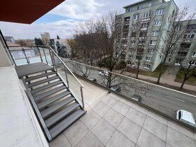 Ponúkame na predaj priestranný trojizbový byt, ktorý sa nach