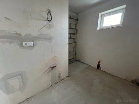Ponúkame na predaj priestranný trojizbový byt, ktorý sa nach