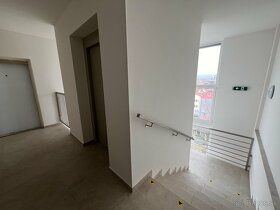 Ponúkame na predaj priestranný trojizbový byt, ktorý sa nach