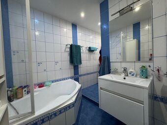 Ponúkame na predaj pekný 3 izb. byt s tromi balkónmi. Byt o 