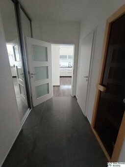 NA PREDAJ: 5-IZBOVÝ RODINNÝ DOM S VEĽKOU PRACOVŇOU A KRÁSNYM