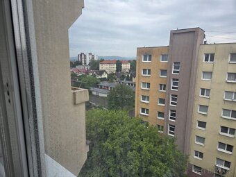 Vo výhradnom zastúpení ponúkame trojizbový byt na 8/8 poscho