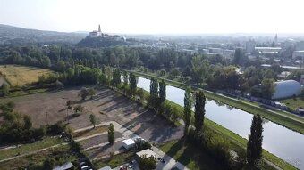 parkovanie pri rieke Nitra - širšie centrum (Nábrežie za hyd