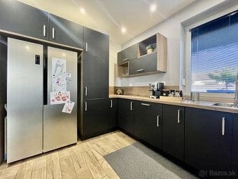 Ponúkame Vám na predaj moderný 4-izbový rodinný dom v centre