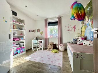 Ponúkame Vám na predaj moderný 4-izbový rodinný dom v centre
