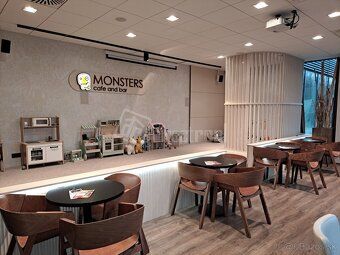 Kaviareň Monster cafe and bar pri Chorvátskom ramene na pred