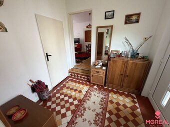 Ponúkame vám na predaj zachovalý rodinný dom v obci Urmince 